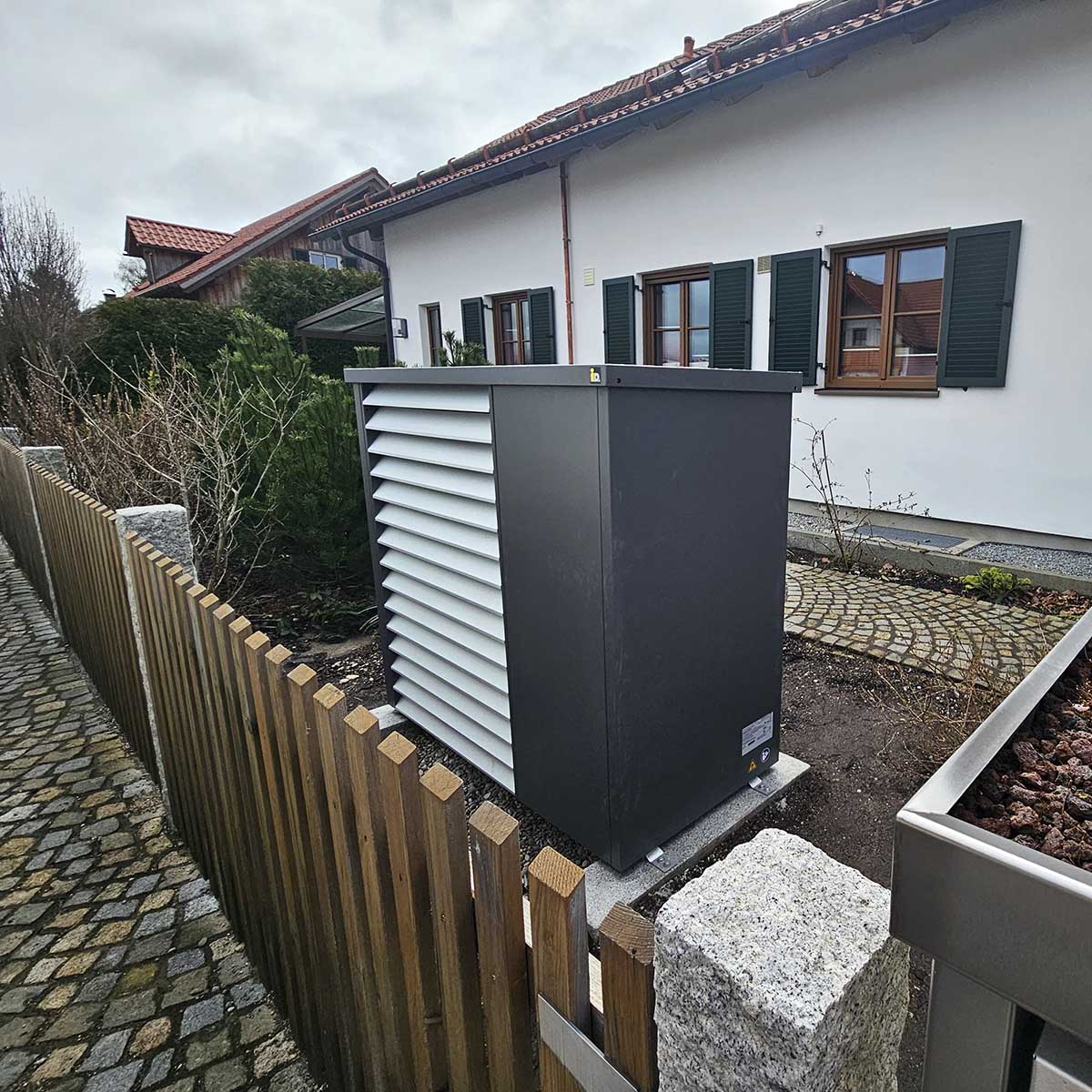 Luft-Wärmepumpe in Vorgarten