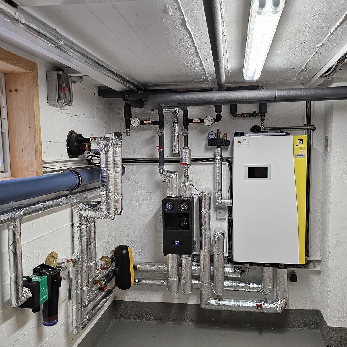 Wärmepumpensteuerung in Kellerraum