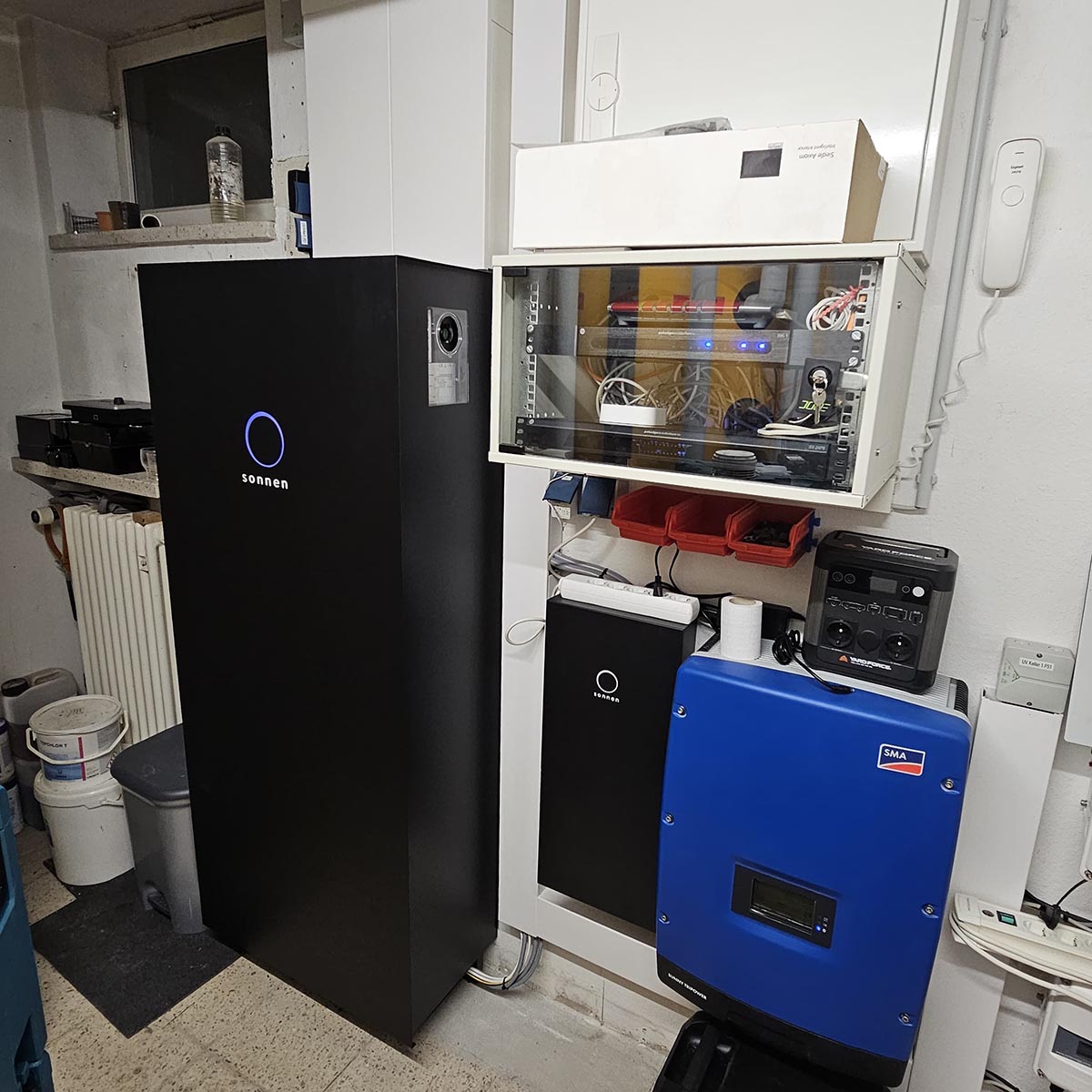 Sonnen Stromspeicherbatterie in Kellerraum