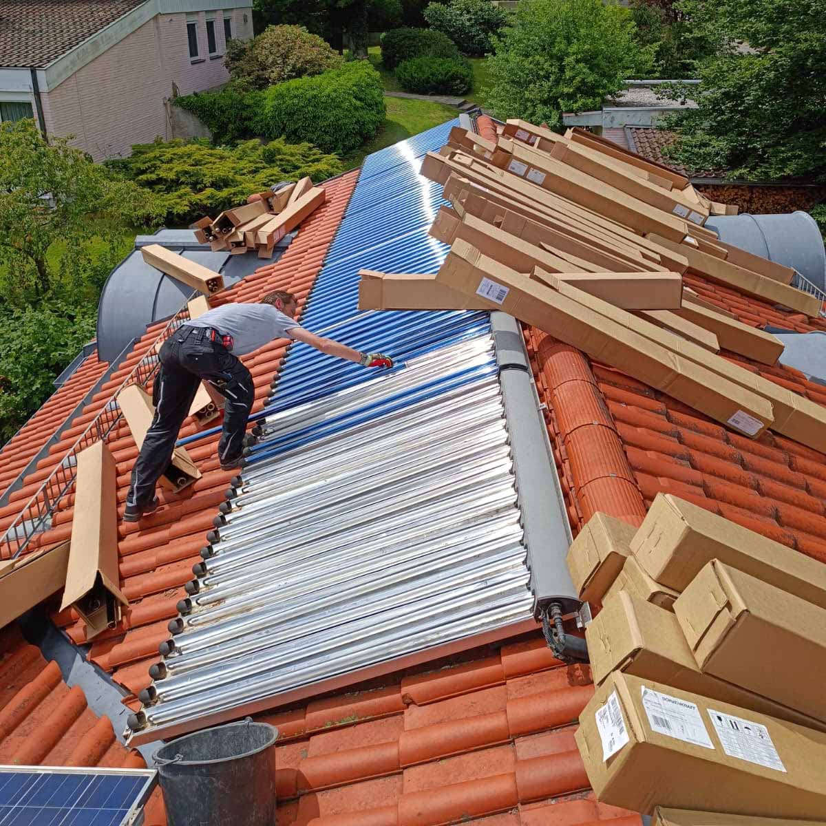 Installation von Solarröhrenkollektoren auf einem Dach