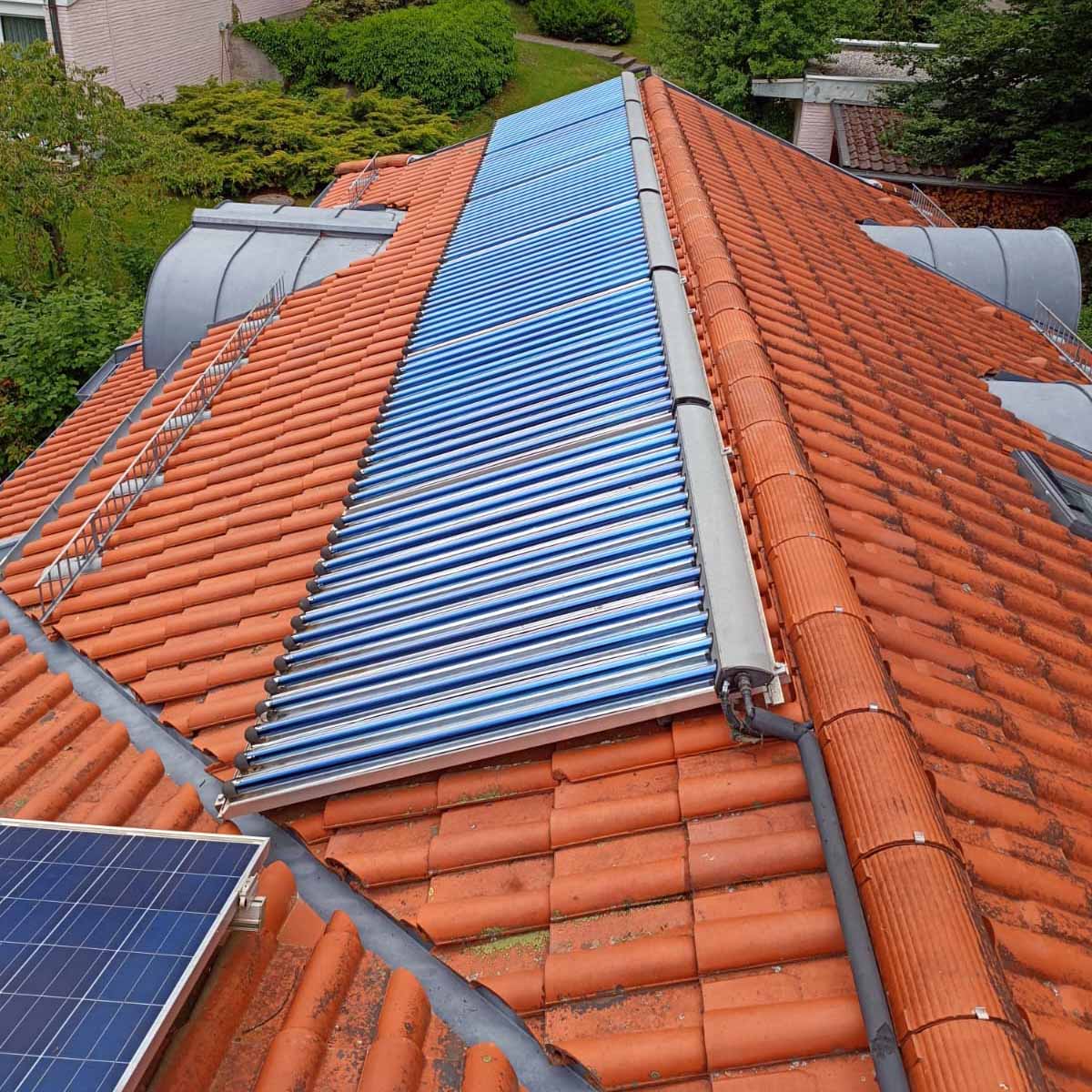 Solarröhrenkollektoren auf einem Dach