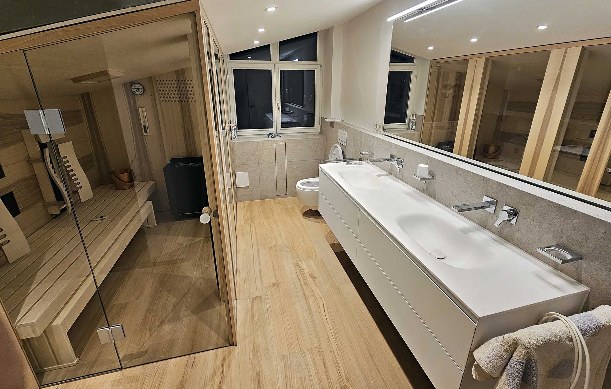 Badezimmer mit Doppelwaschbecken und Sauna