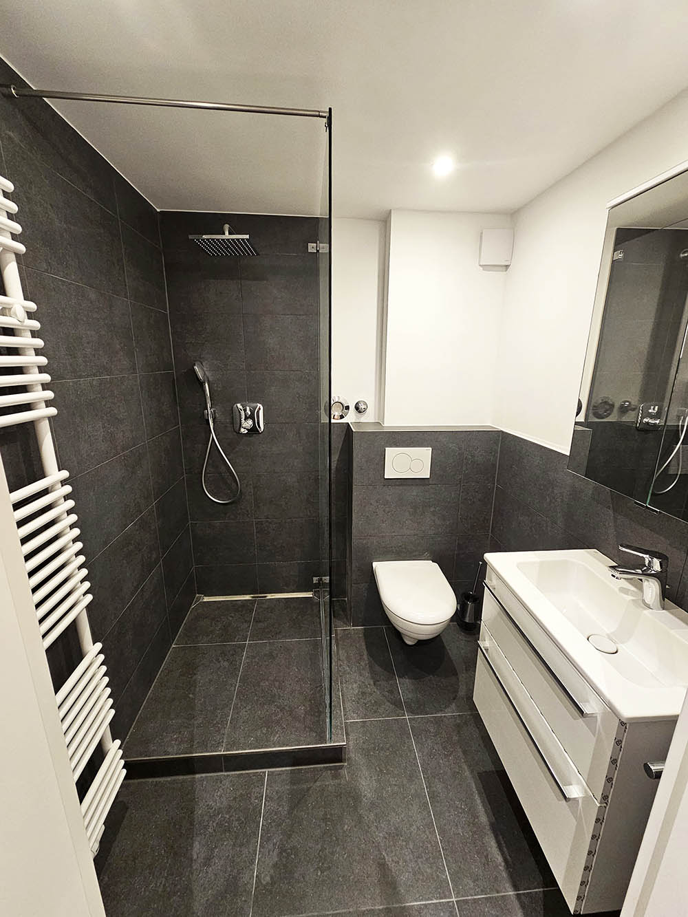 Kleines Bad in anthrazit-weiss