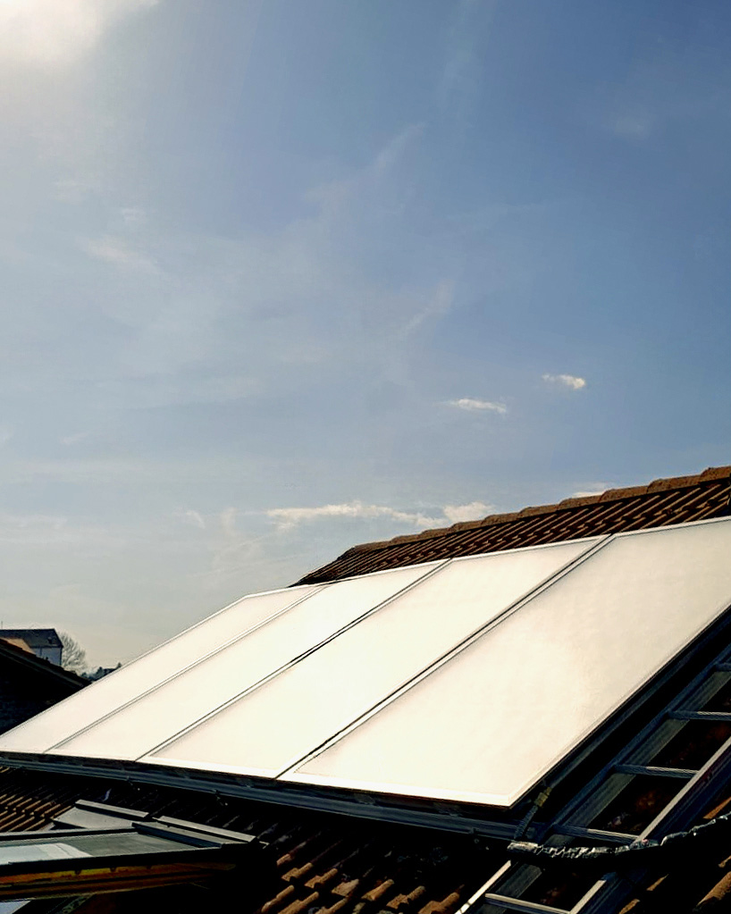 Vier Solarmodule auf einem Dach