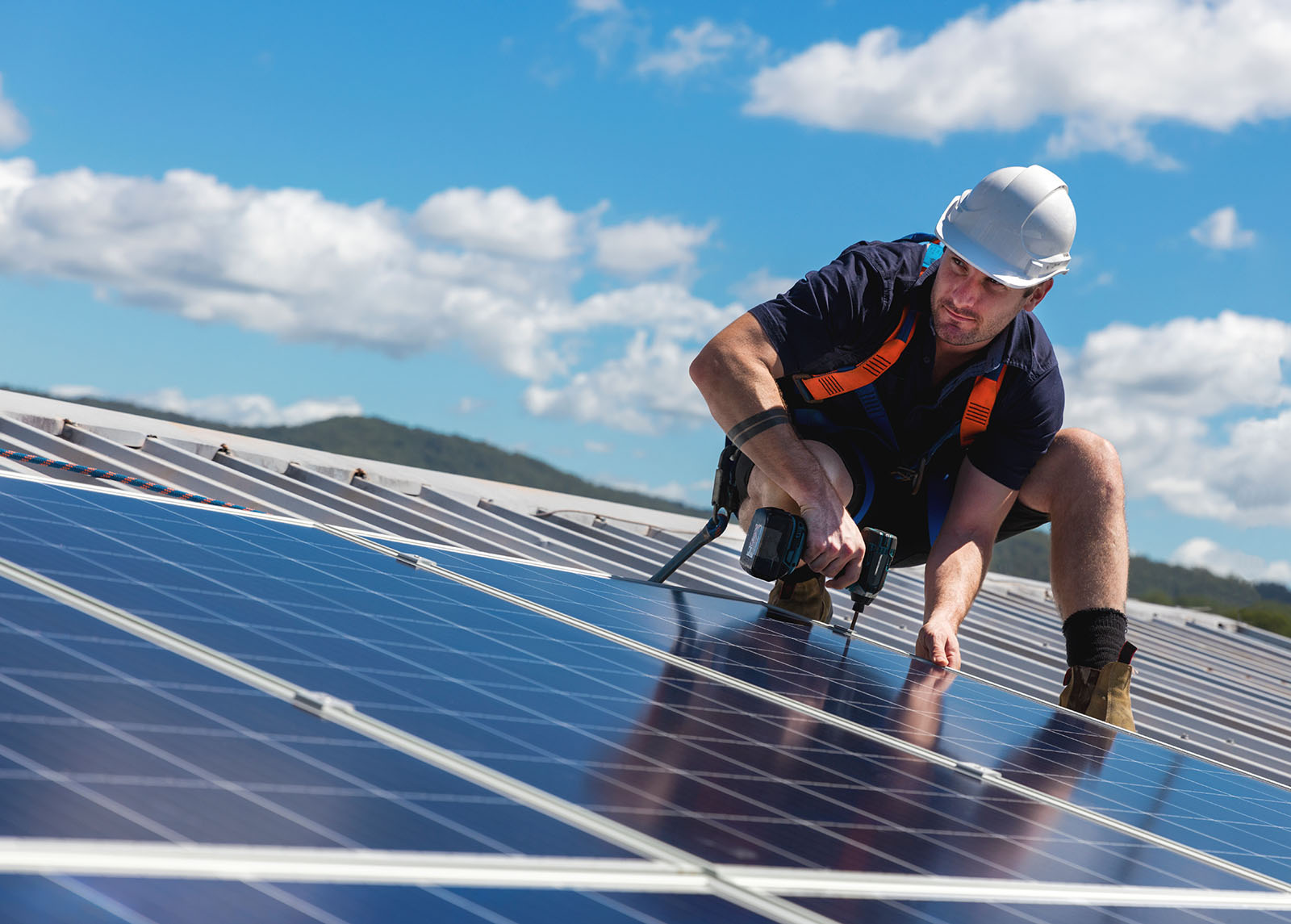 Arbeiter instlaliert Solarmodule